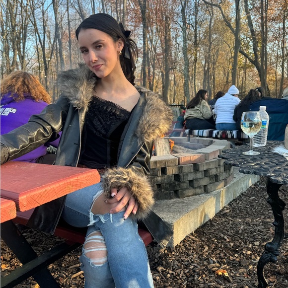 MEET YOUR POSHER HALEY - Picture 6 of 12